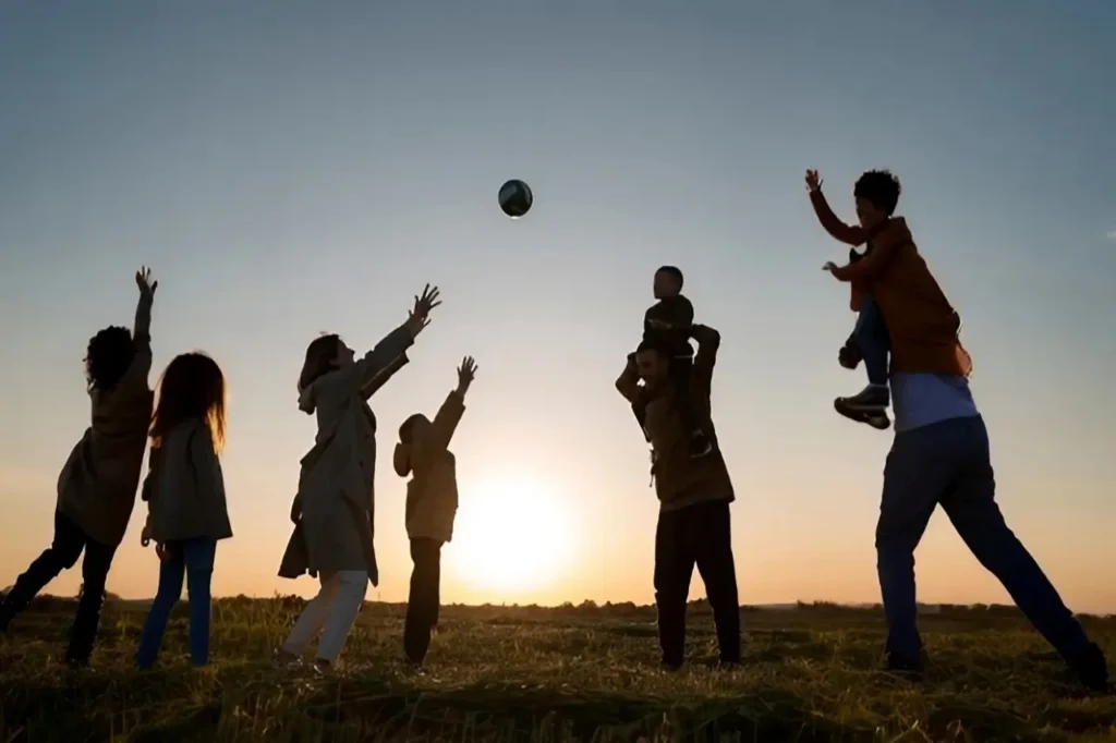 familia-feliz-jugando-en-armonia